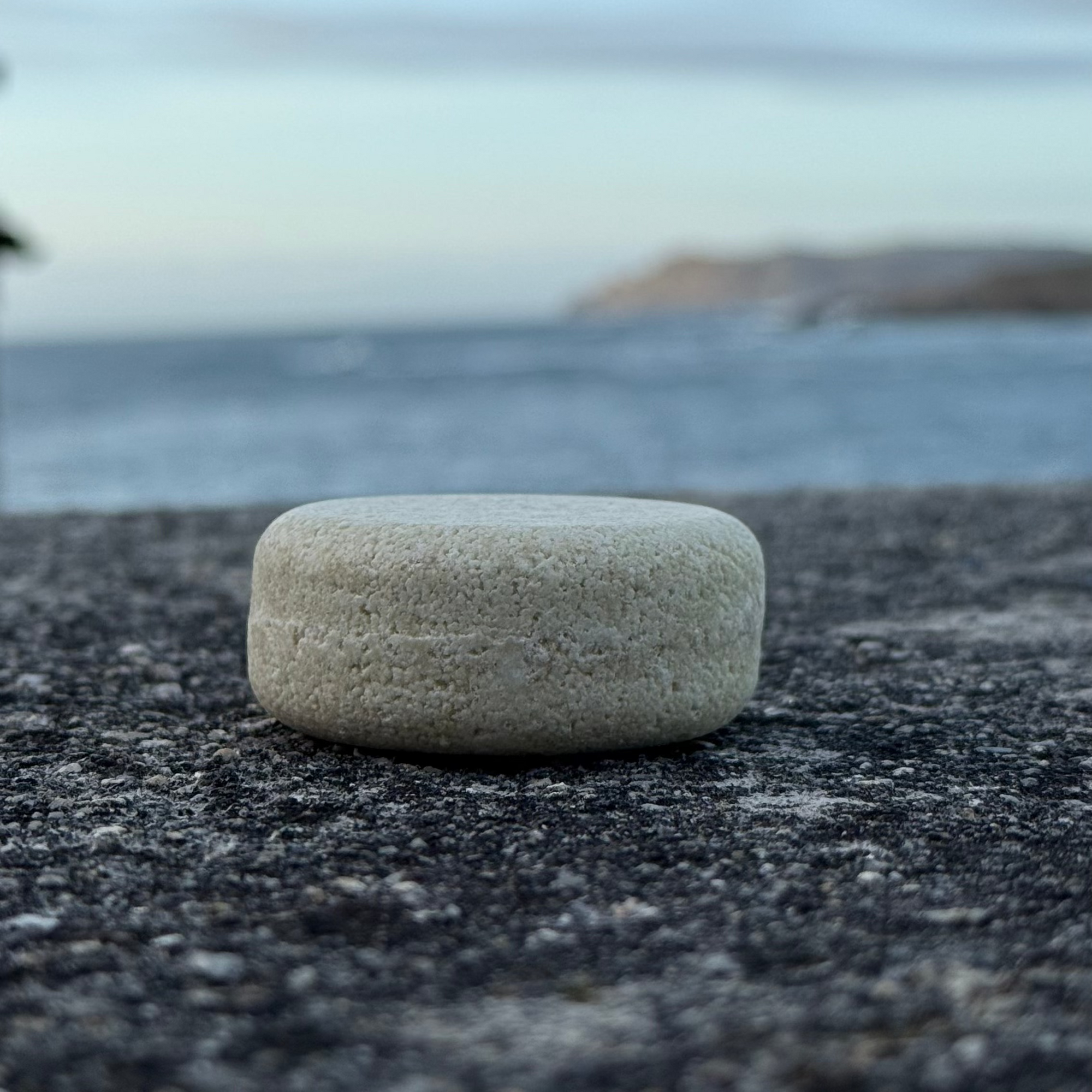 imagen del contorno del champu de cabellos secos de amodinho champu solido natural