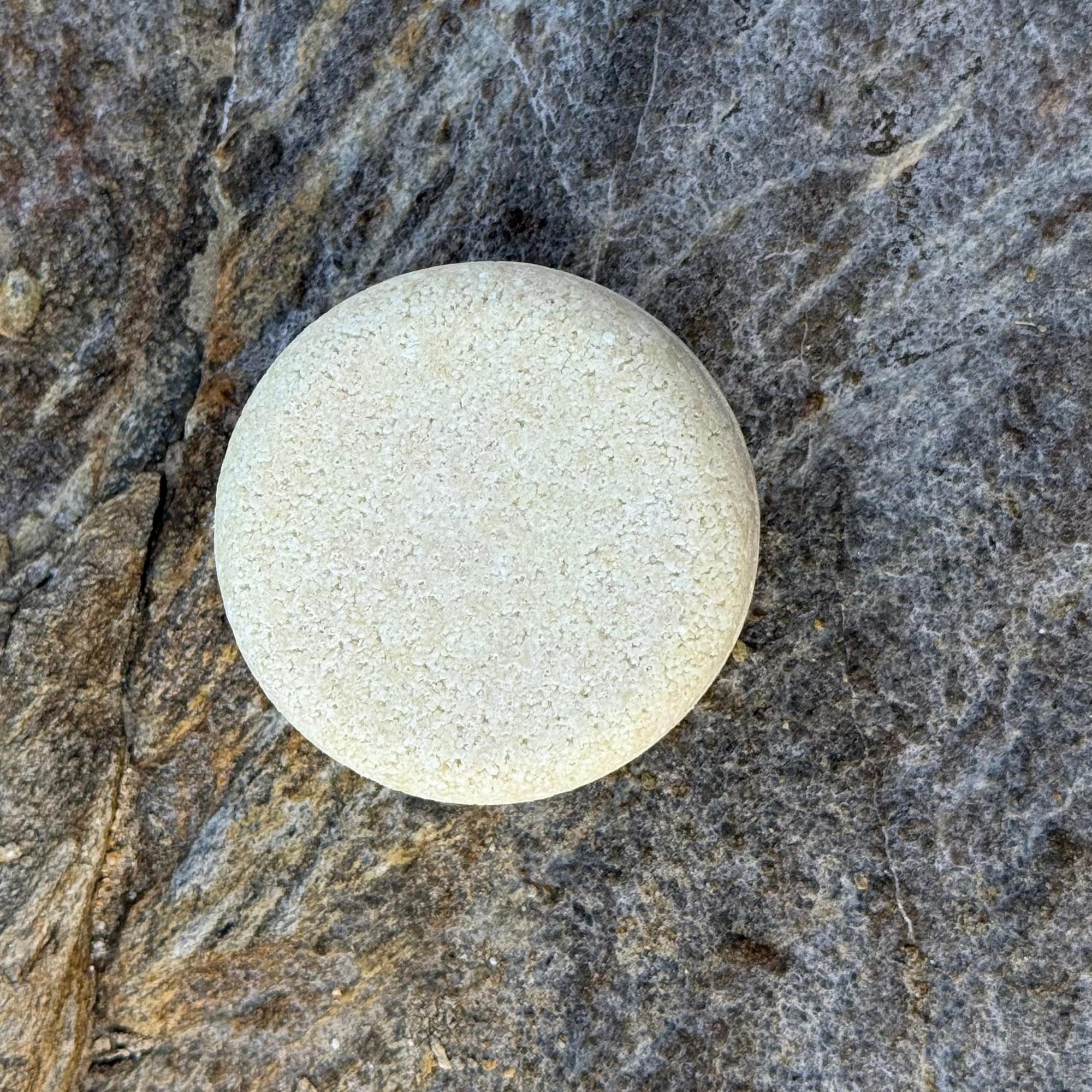 amodinho cabello seco pelo seco fondo en piedra champu solido natural