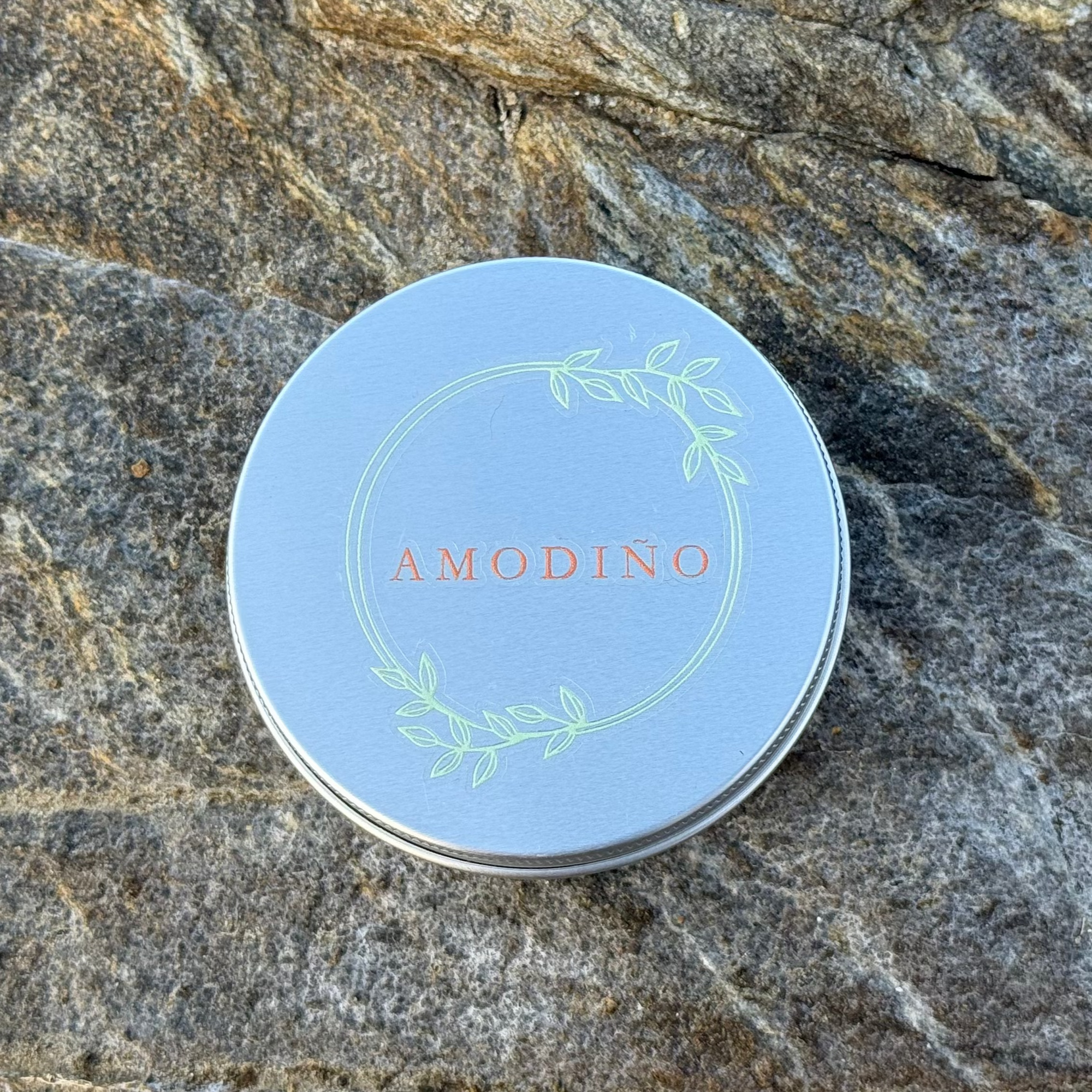embase de amodinho champu natural sobre fondo de piedra