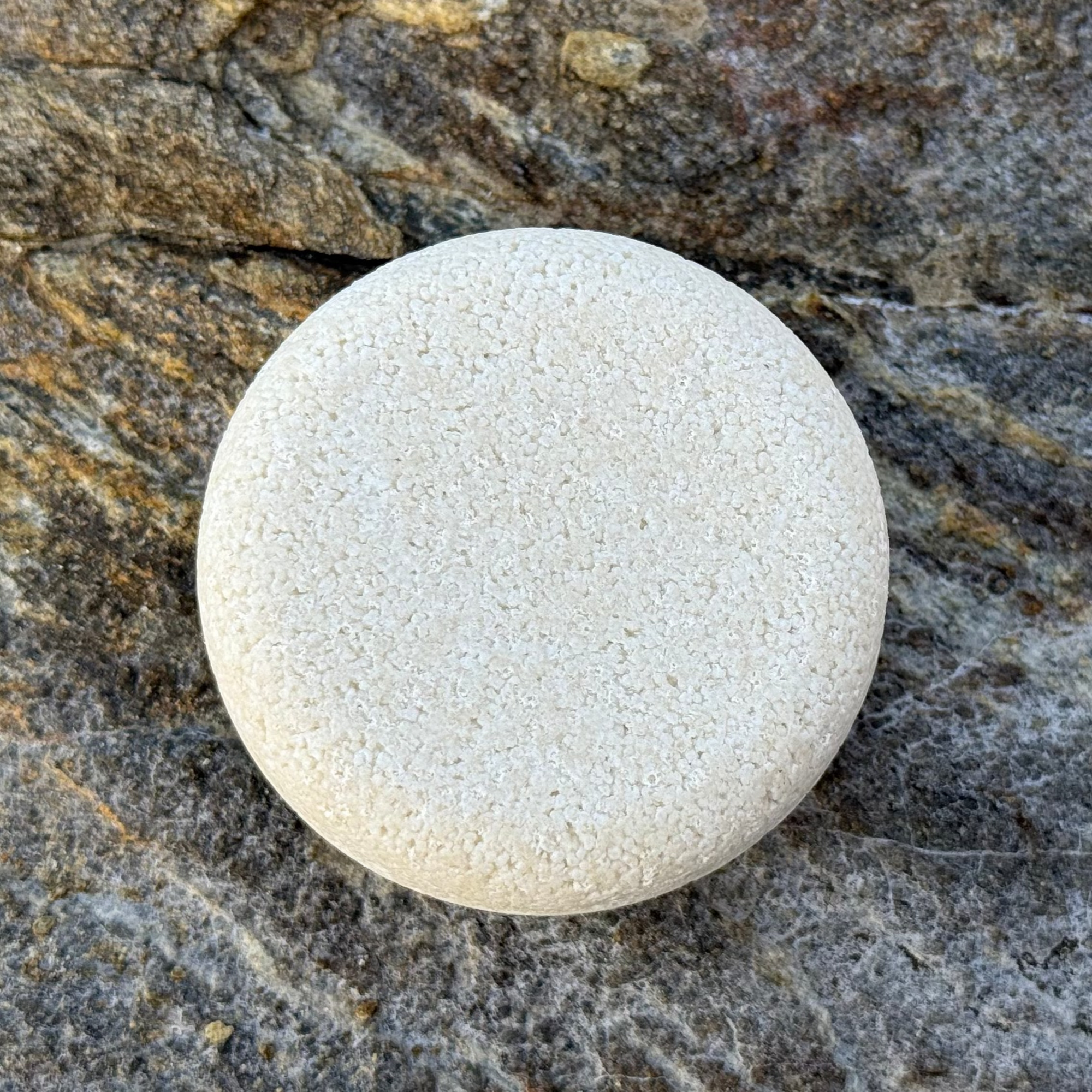 champu solido natural de uso diario de amodinho fondo natural de piedra