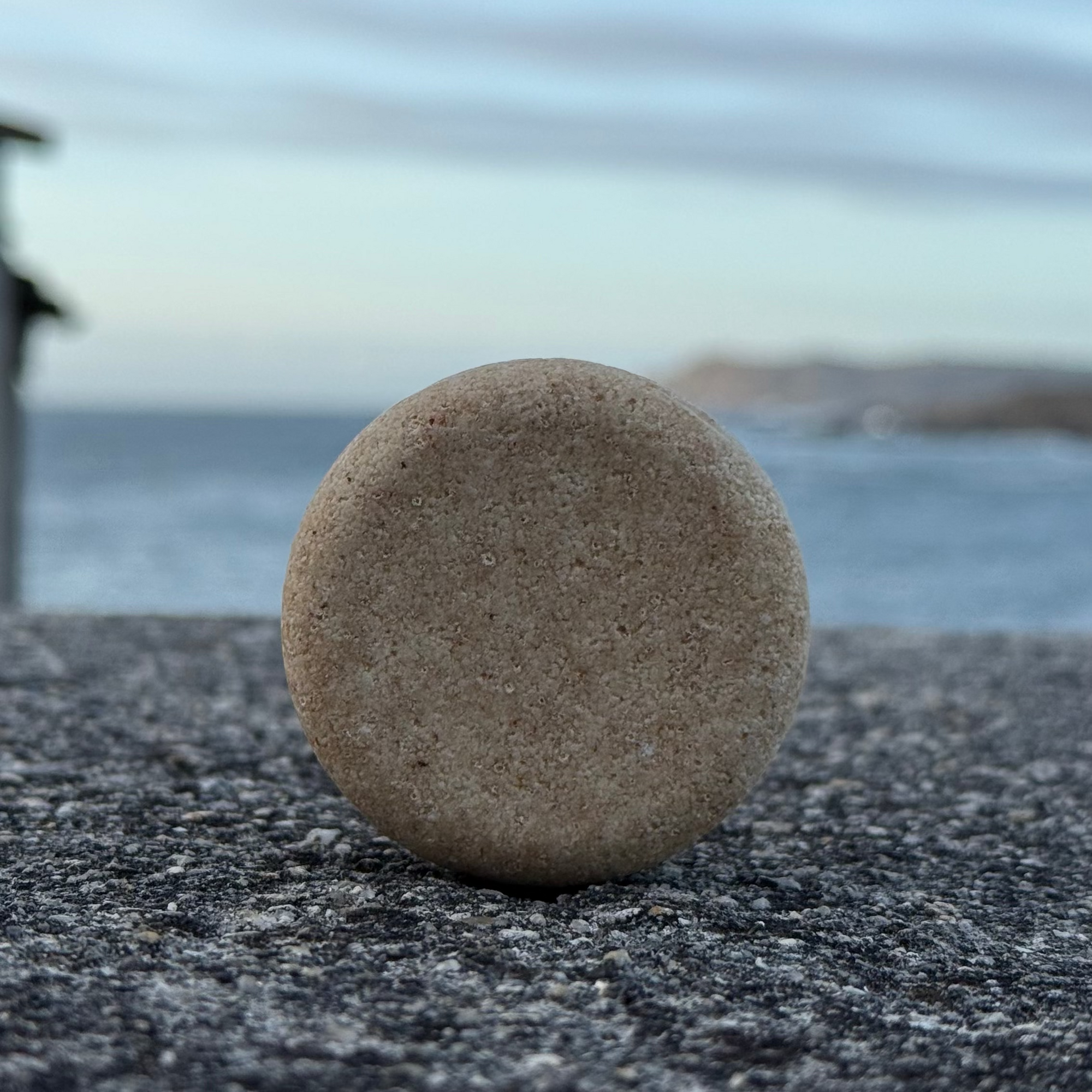 imagen con fondo islas del champu solido natural de amodinho para cabellos grasos