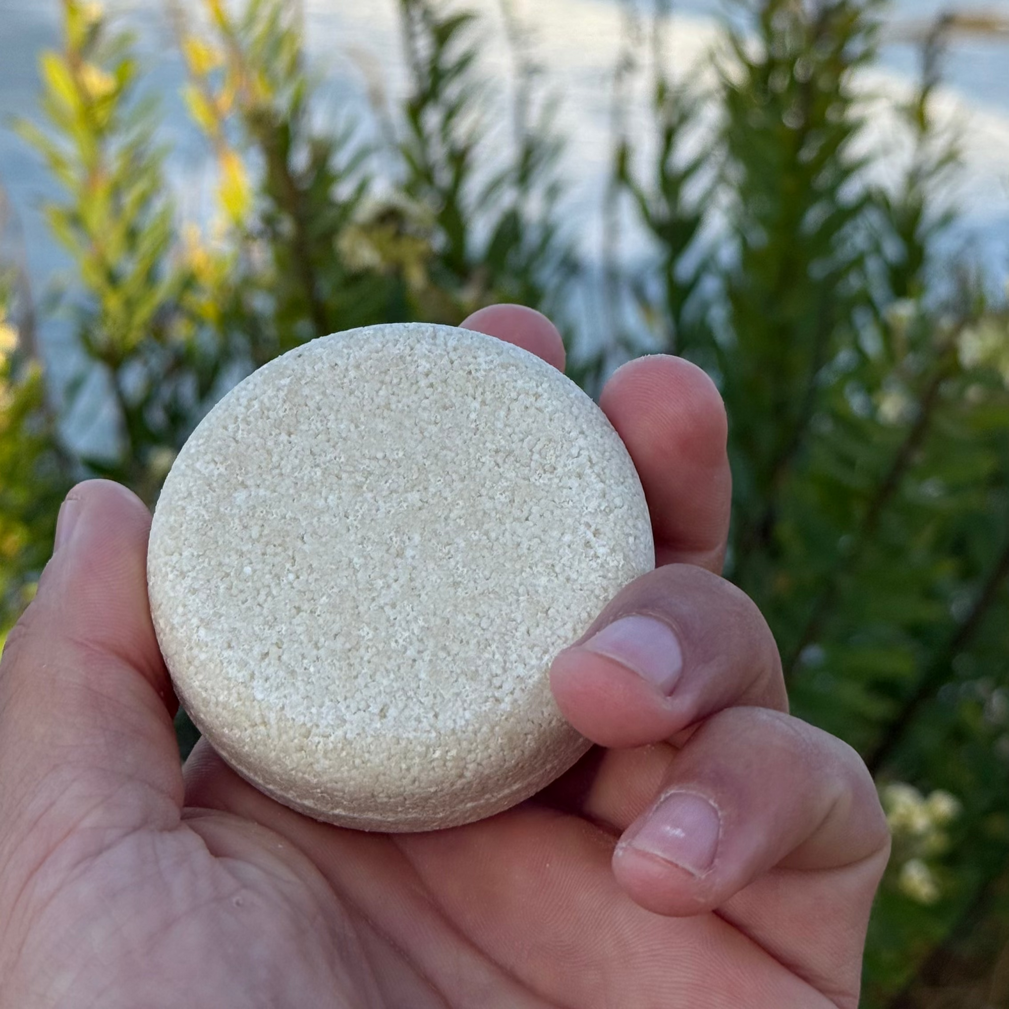 agarrando el champu solido natural de amodinho para uso diario