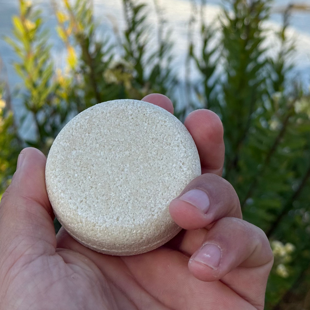 agarrando el champu solido natural de amodinho para uso diario